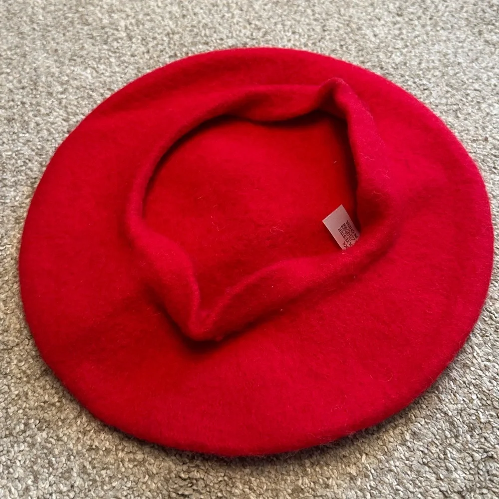 Women’s red beret - Picture 2 of 2